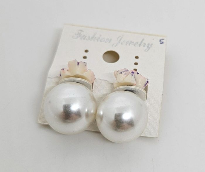Paire de boucles d'oreilles.
Neuve.
Fleur 5 - photo numéro 3