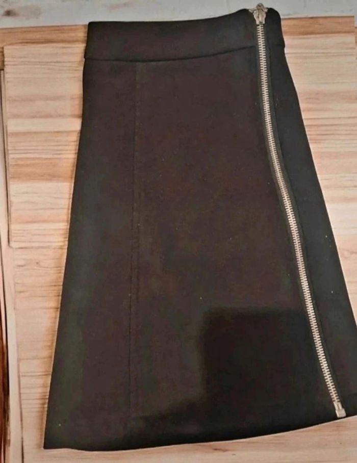 Mini-jupe en velours noir avec fermeture, taille S, excellent état. - photo numéro 2