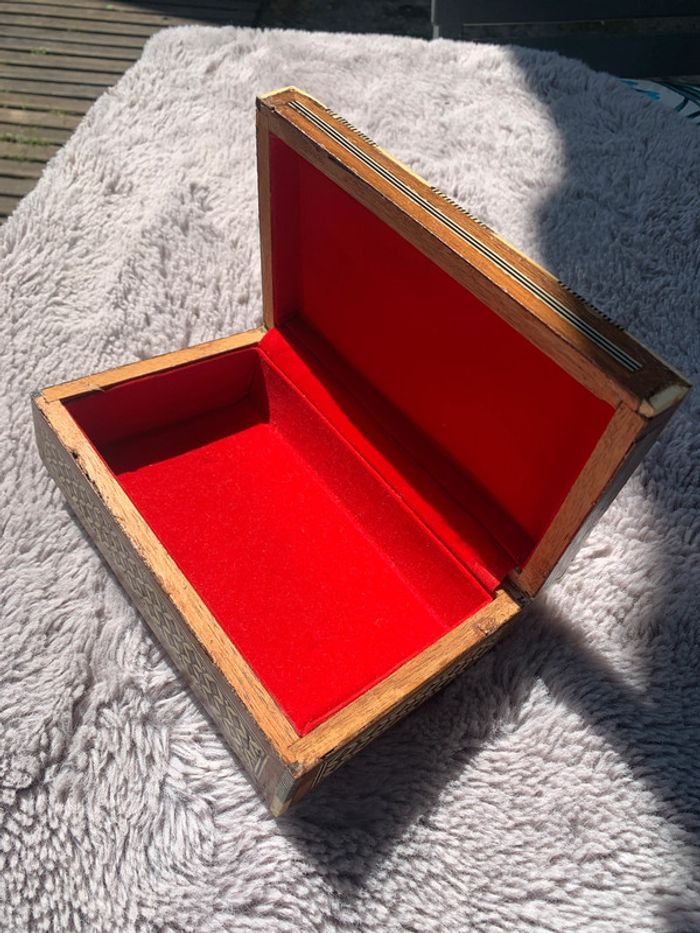 Boîte ancienne marqueterie nacrée velours rouge , vintage - photo numéro 2