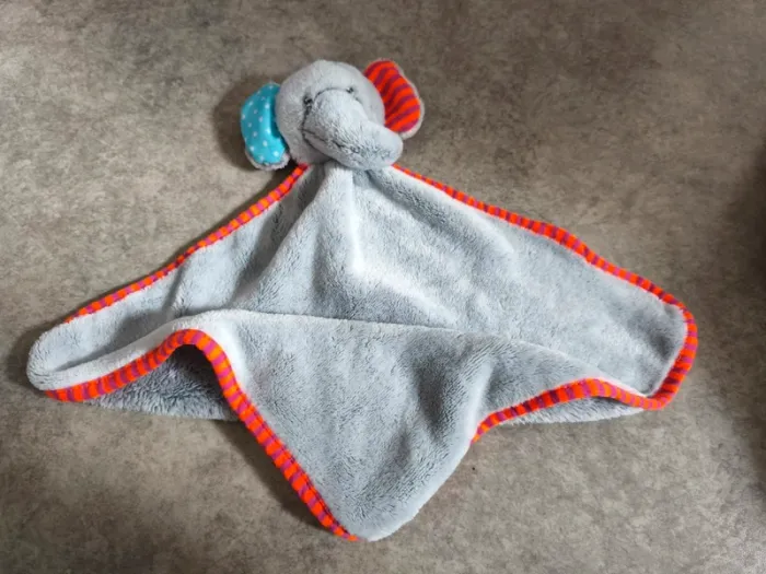 Doudou/hochet éléphant