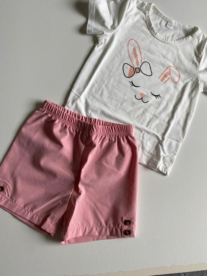 Très joli ensemble tee shirt et short rose