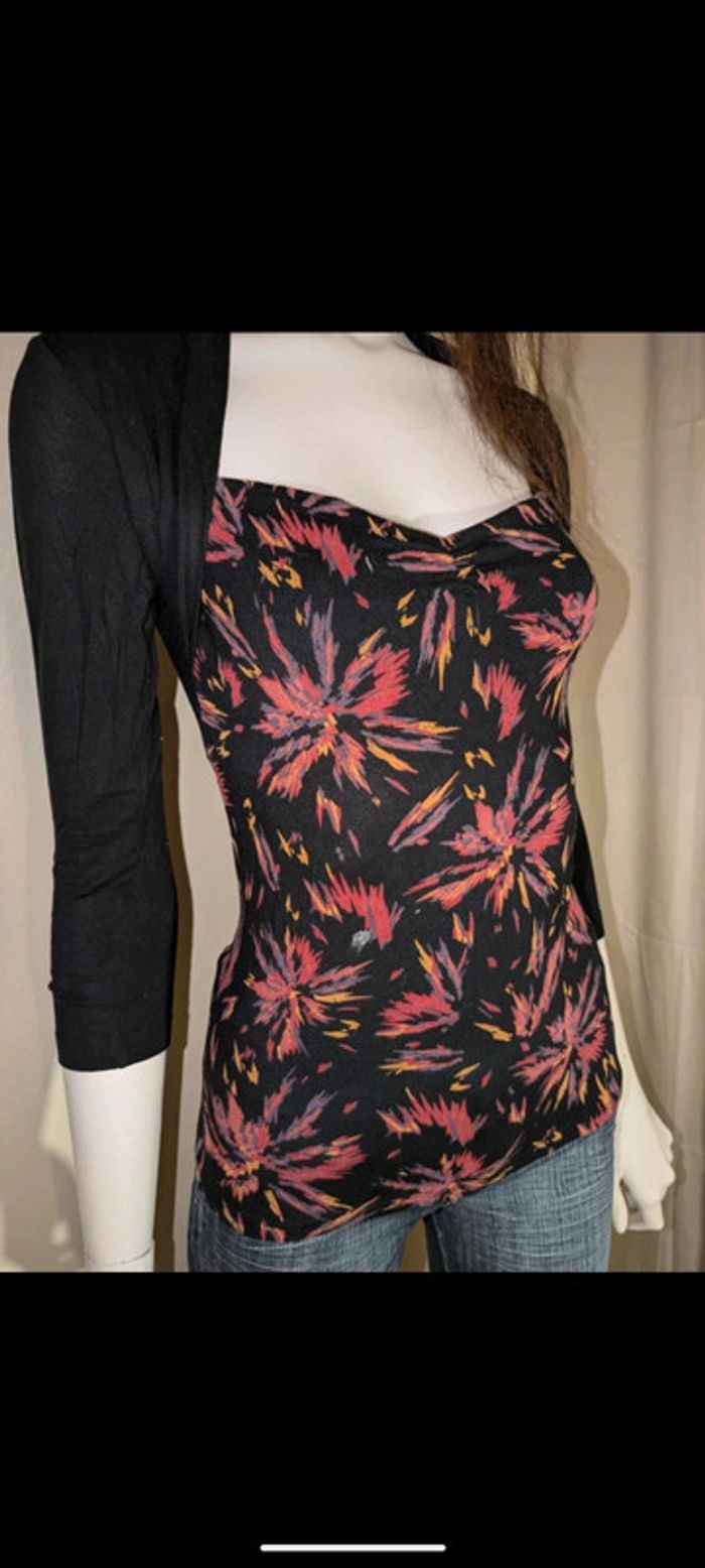 Haut noir et motif floral manche 3/4 - photo numéro 2