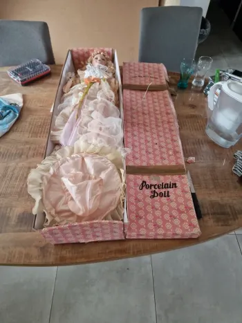 Très grand poupée en porcelaine