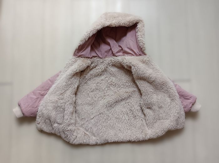 Manteau. Doudoune reversible rose et fausse fourrure à capuche. Zara. Taille 4 - 5 ans. 110 cm - photo numéro 4