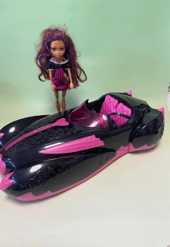Voiture monster high + poupée clawdeen Wolf