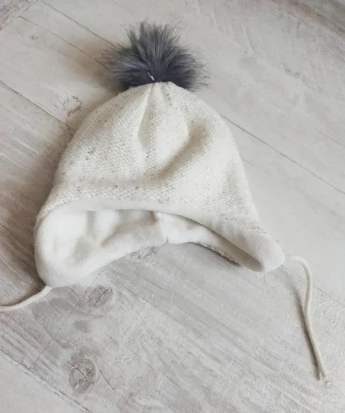 Bonnet chaud avec ficelles et pompon 18-36 mois