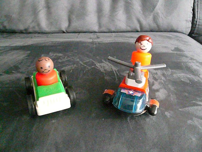 Voiture et personnages Fisher Price + hélicoptère - photo numéro 2