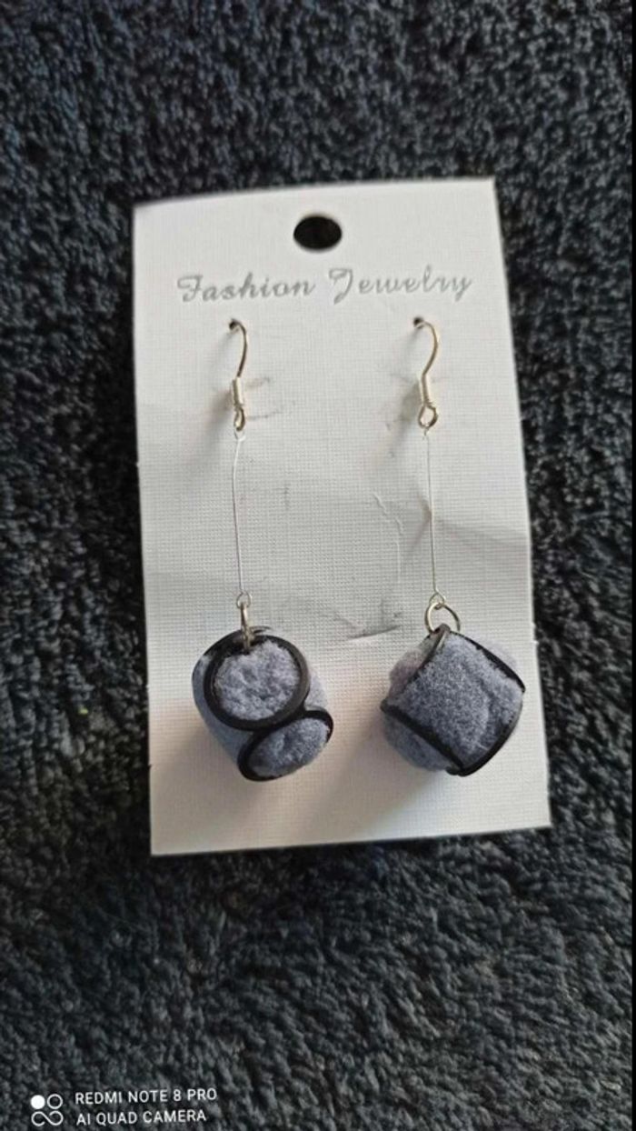 Boucles d'oreilles boules grise noir