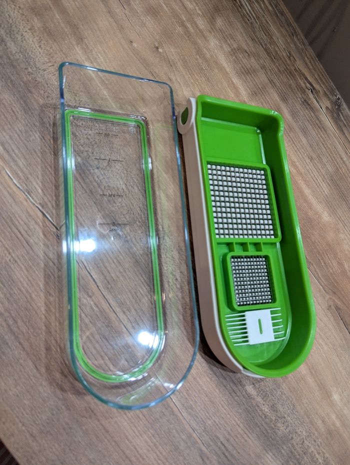 Hachoir avec réservoir