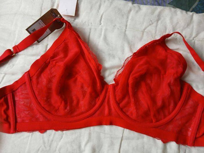 Soutien gorge rouge - photo numéro 2