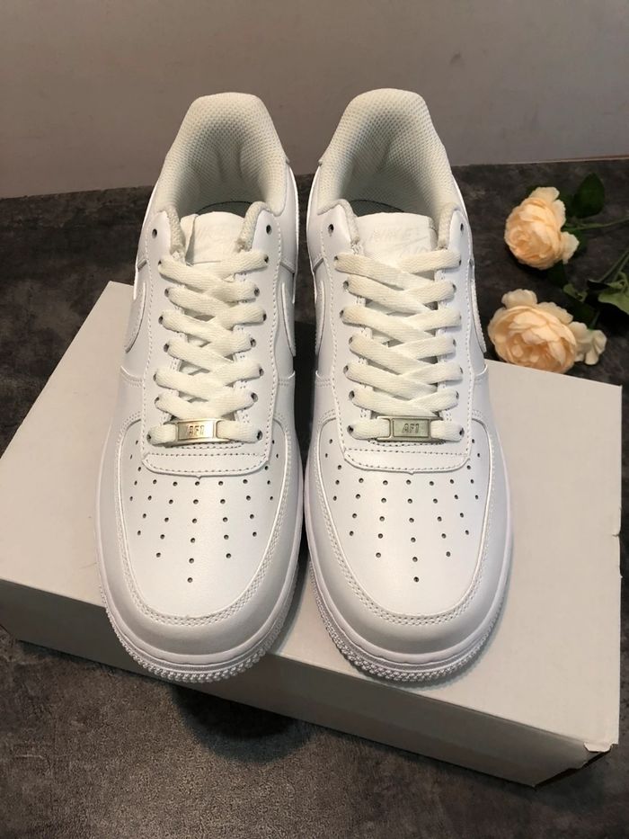Nouveau Nike Air Force 1 Low Blanc Taille 40 - photo numéro 2