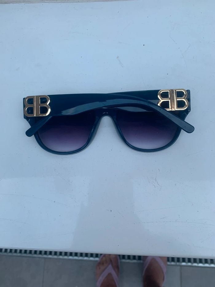 Lunettes Soleil bleu 🍭🍭 - photo numéro 4