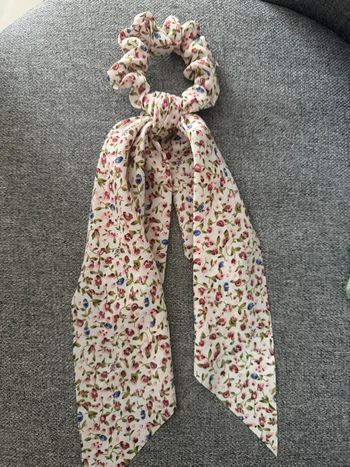 Chouchou foulard long tissus  avec fleurs zara neuf sans étiquette