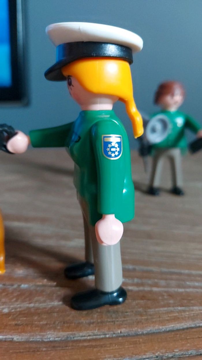 Lot de 2 Playmobil et 1 chien - photo numéro 3