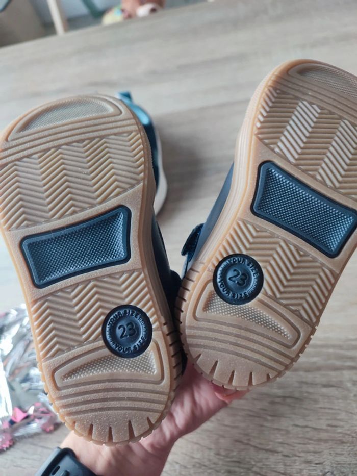Chaussures enfant taille 23 - photo numéro 2