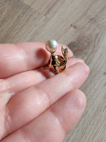 Pin's otarie en métal doré avec perle