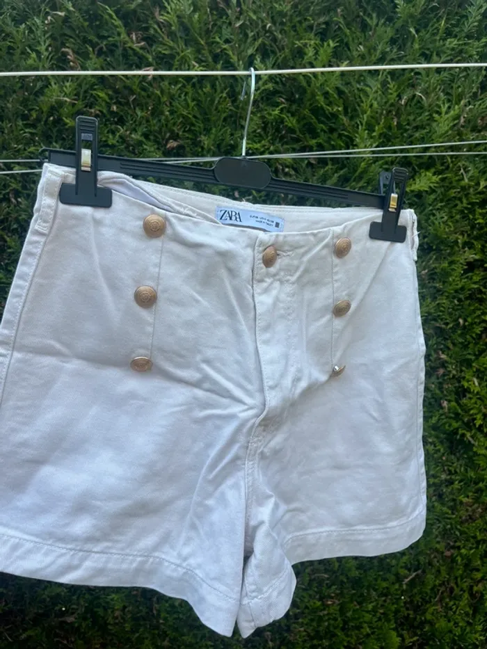 short crème beige à boutons doré zara