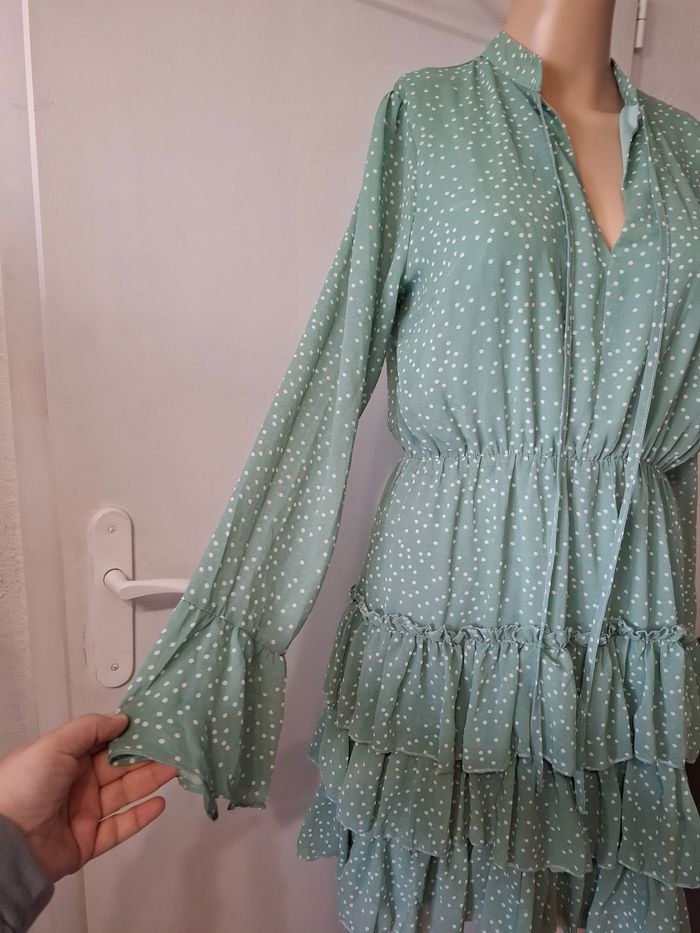 Robe taille 38 en tres bon étaRobe taille 38 en tres bon état
Longueur 90 cm
Largeur aisselle à aisselle 49 cm
Élastique au niveau de la taille
Avec doublure sauf les manches - photo numéro 3