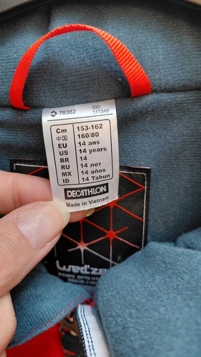 Manteau / doudoune à capuche neuve taille 14 ans - photo numéro 2