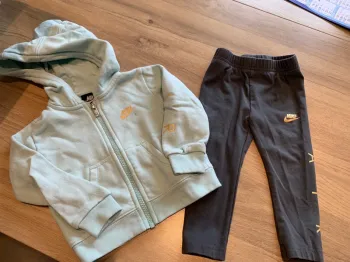 Ensemble survêtement Nike taille 18 mois
