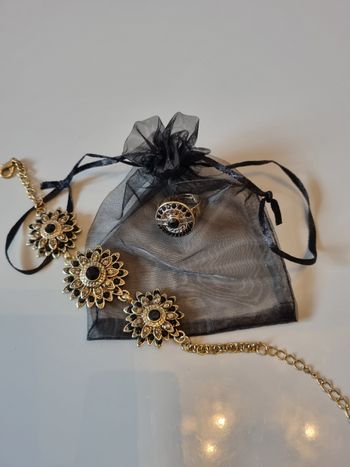 Ensemble bague et bracelet fantaisie doré et noir avec pochon neufs