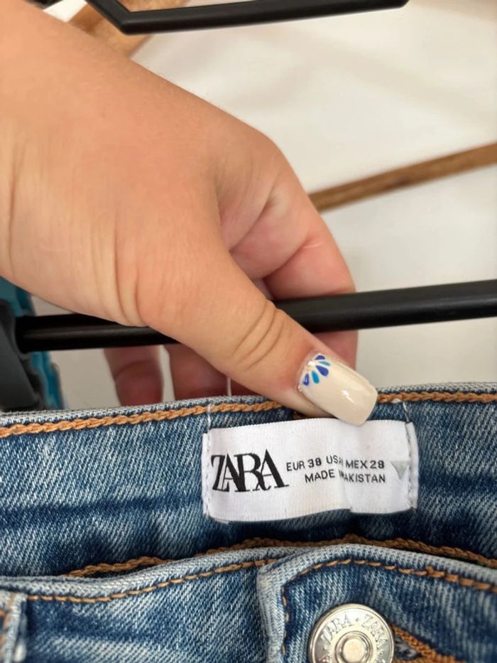 Jean bleu zara taille 38 fentes en bas des jambes - photo numéro 2