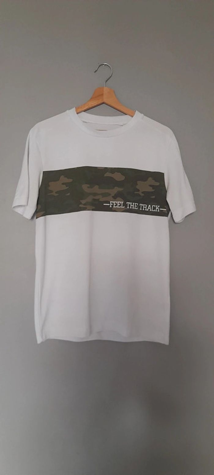 T-shirt blanc et militaire