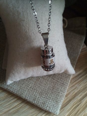 Collier amulette bouddhiste dorée et argentée