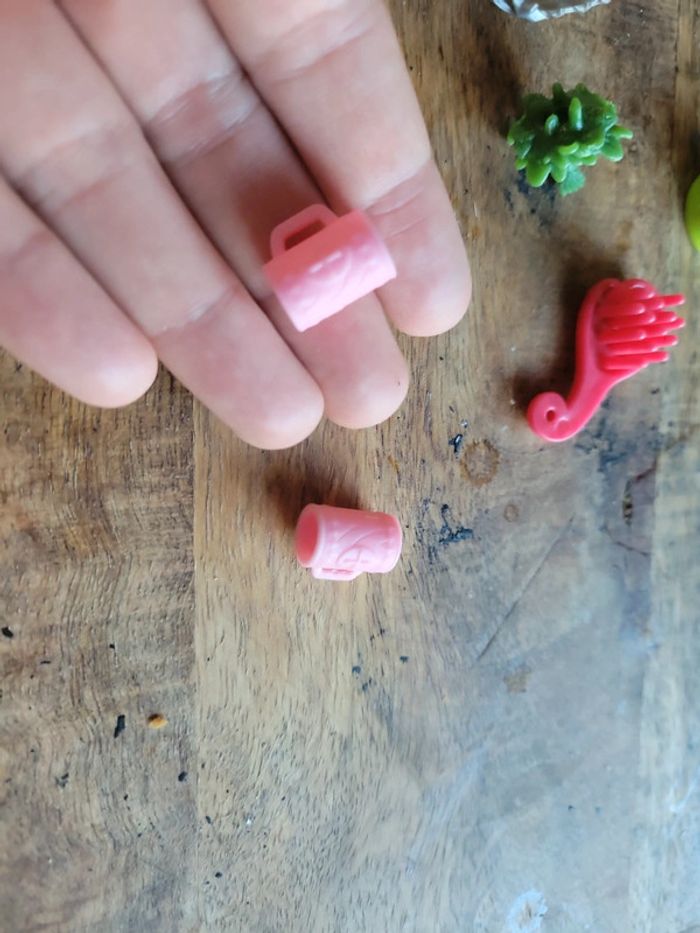 Lot accessoires pour poupée style barbie tenue main - photo numéro 4