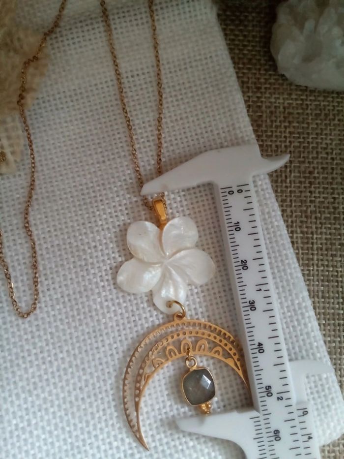 Collier bohème fleur n'a'c'r'é'e, lune filigranée et pierre de labradorite - photo numéro 4