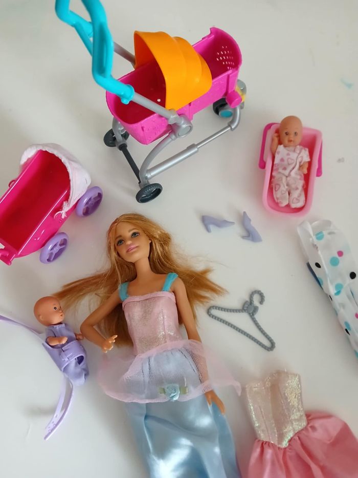 lot Barbie avec bebe et accessoire - photo numéro 3