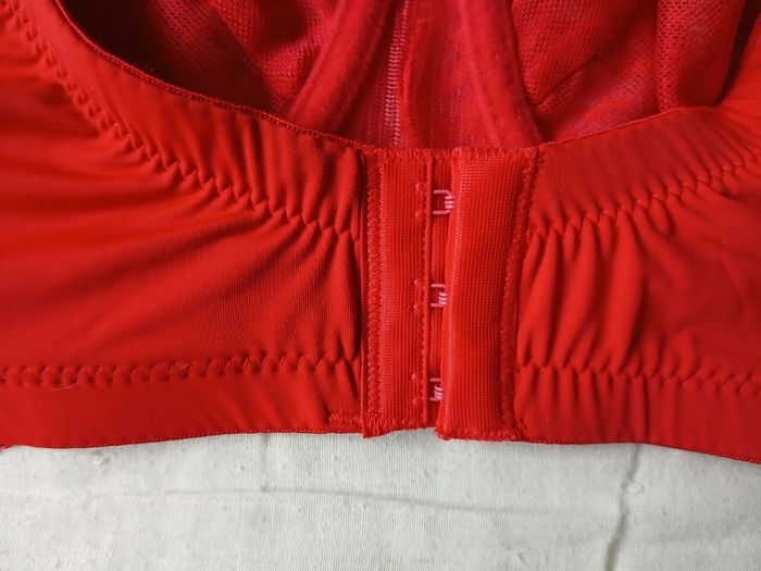 Soutien gorge rouge - photo numéro 4