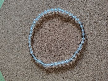 Bracelet en cristal de roche neuf avec pochette