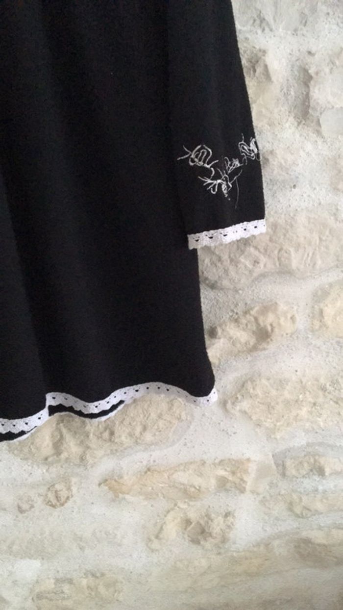Robe noir à dentelle blanche - photo numéro 2