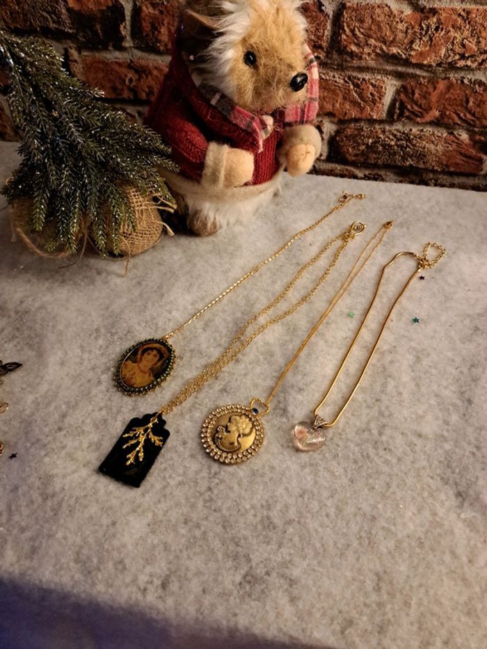 Lot de colliers doré avec pendentif multicolore