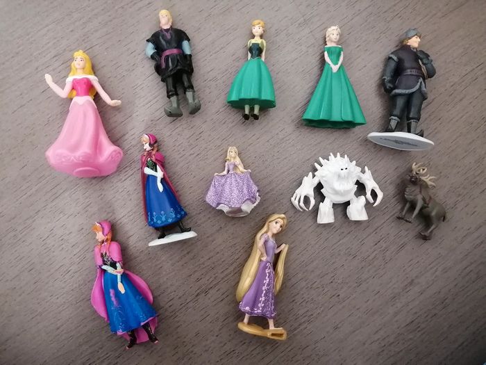Lot de figurines disney