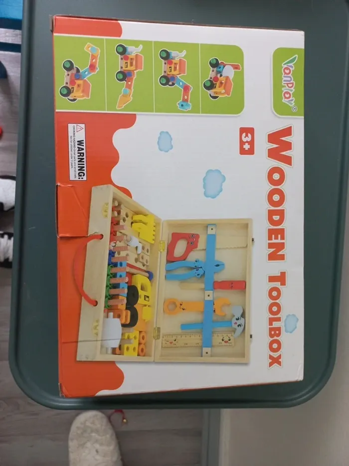 Jeux en bois de construction. Wooden toolbox