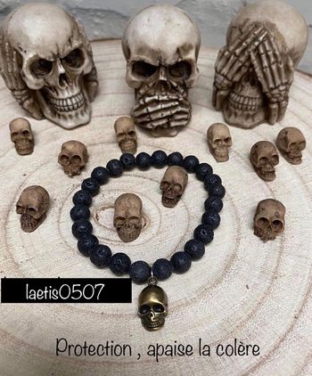 Bracelet pierre de lave , tête de mort , lithothérapie