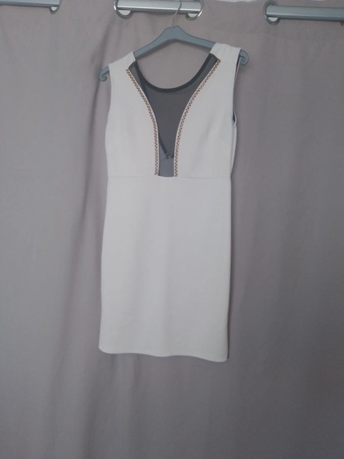 Robe droite au décolleté dentelle et bijoux taille M