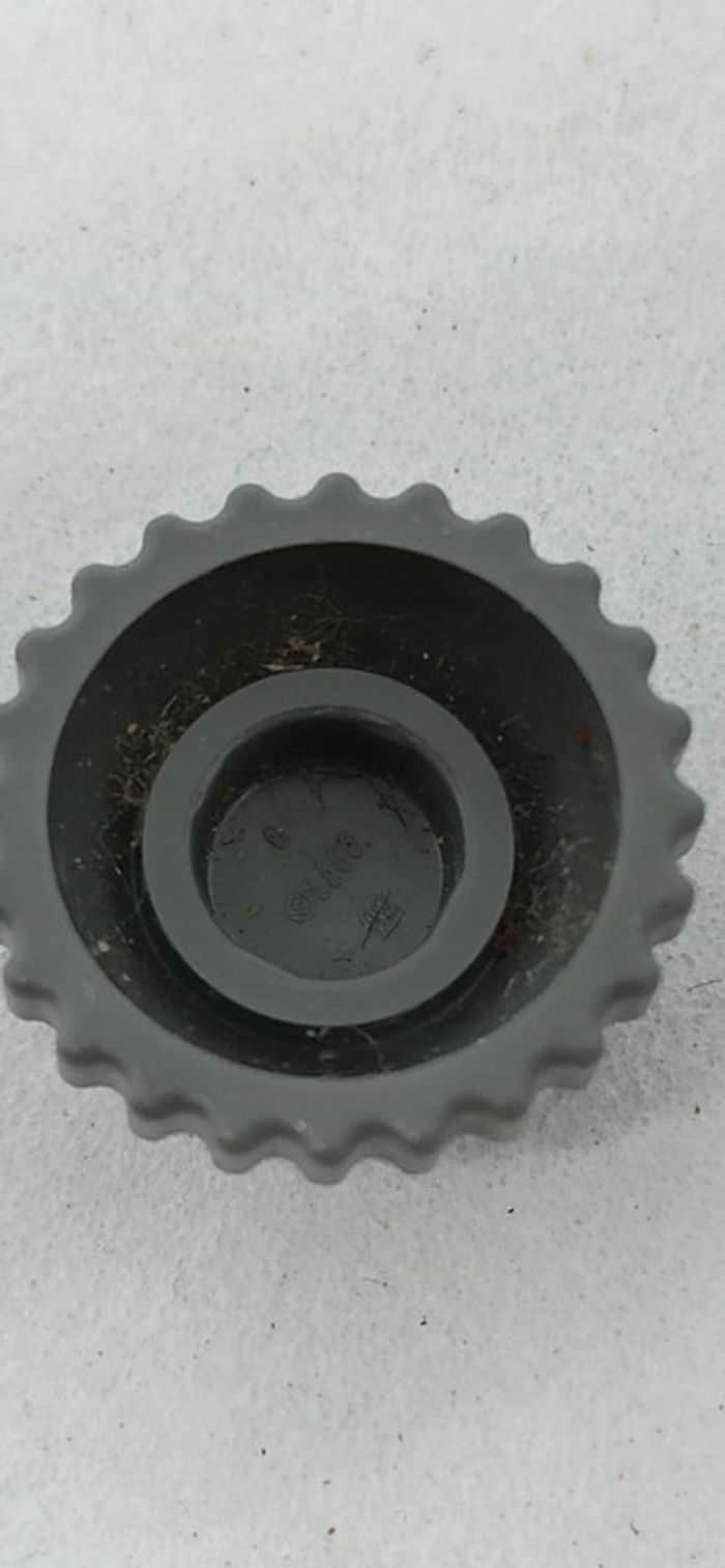 Homme prisonnier avec habits barrés et accessoire lego - photo numéro 6