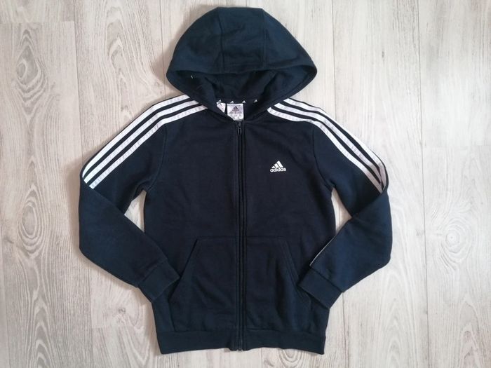 Veste jogging bleu marine Adidas
Doublé polaire 
Taille 11/ 12 ans Très bon état, légères bouloches