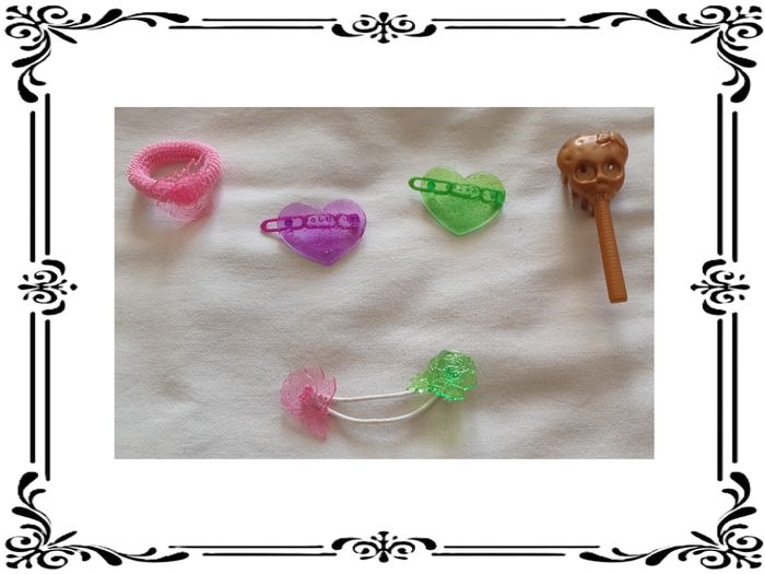 Accessoires cheveux poupées.