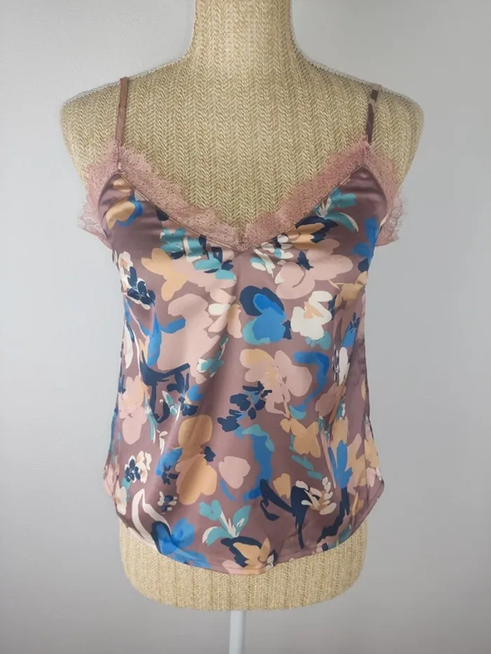 Caraco débardeur à bretelles dentelle motif fleuri taupe bleu beige taille XS Molly Bracken