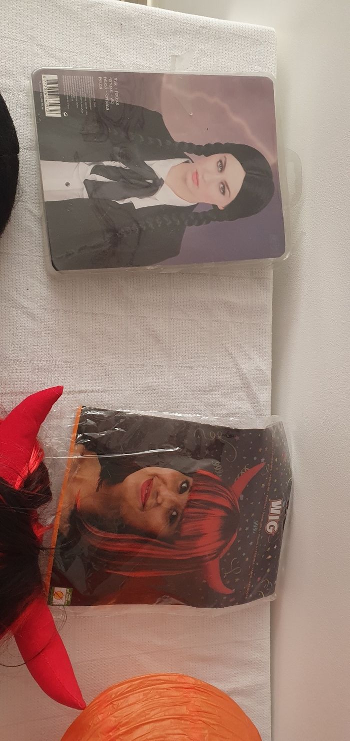 Lot Halloween Mercredi et Diablesse Perruques et déco - photo numéro 4