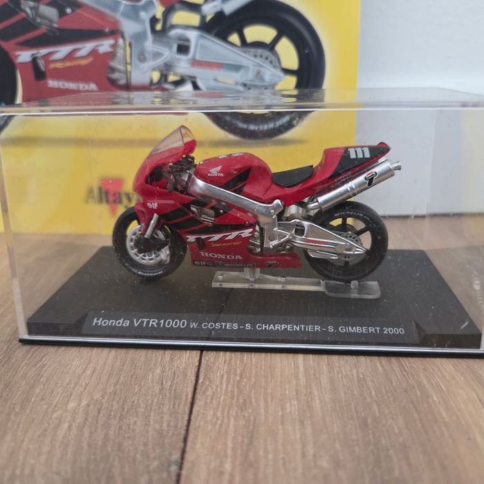 Moto 1:24 avec socle, vitrine et fascicule - photo numéro 1