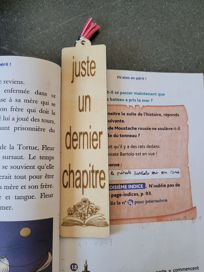 Marque page en bois juste un dernier chapitre