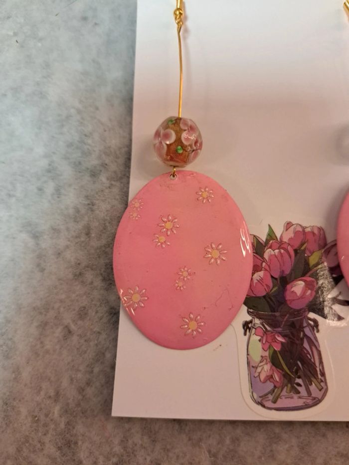 Boucles d'oreilles pendante en résine - photo numéro 6