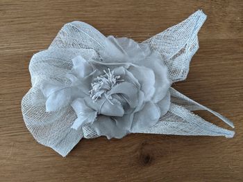 Pince mariage gris fleur soie