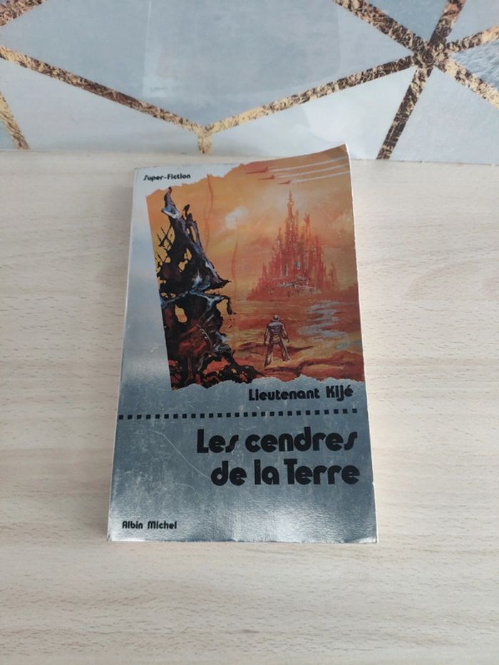 Livre poche super fiction les cendres de la terre Kijé