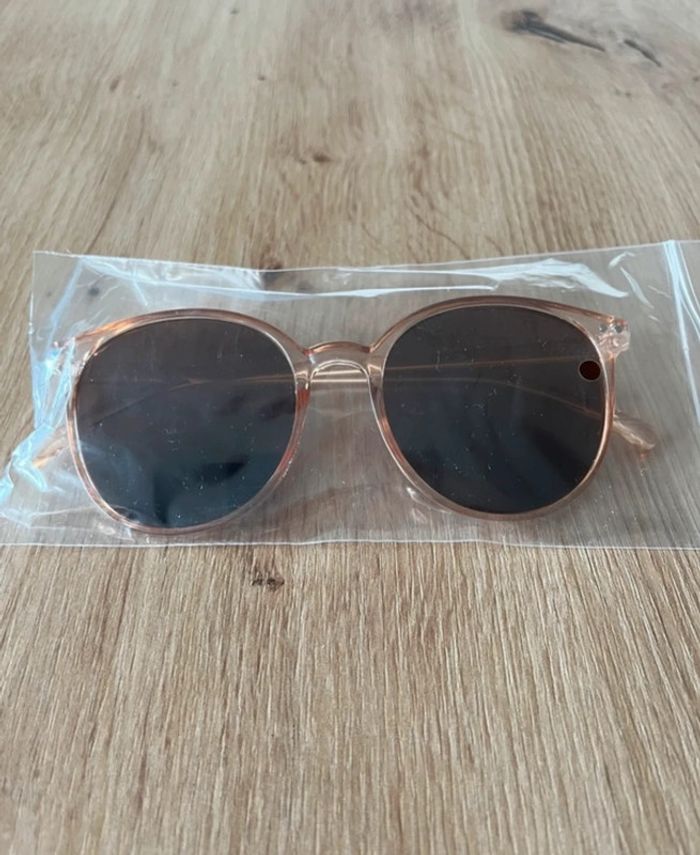 Lunettes de soleil femmes neuves - photo numéro 6